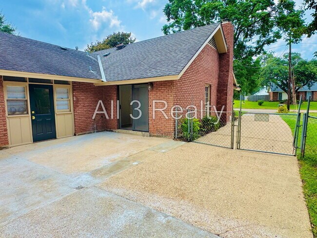 Building Photo - 2905 Willow Ln Dr