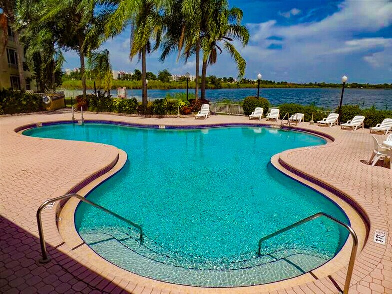 Building Photo - 2861 N Oakland Forest Dr