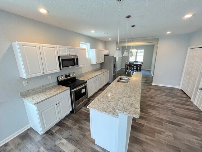 Building Photo - COME MEET YOUR NEW HOME! BRAND NEW & UPDATED!