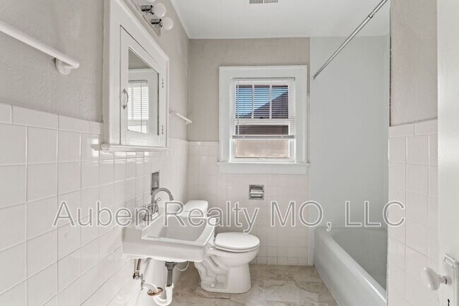 Building Photo - 5305 Charlotte St