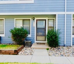 Building Photo - 2 Bed 1.5 bath townhome