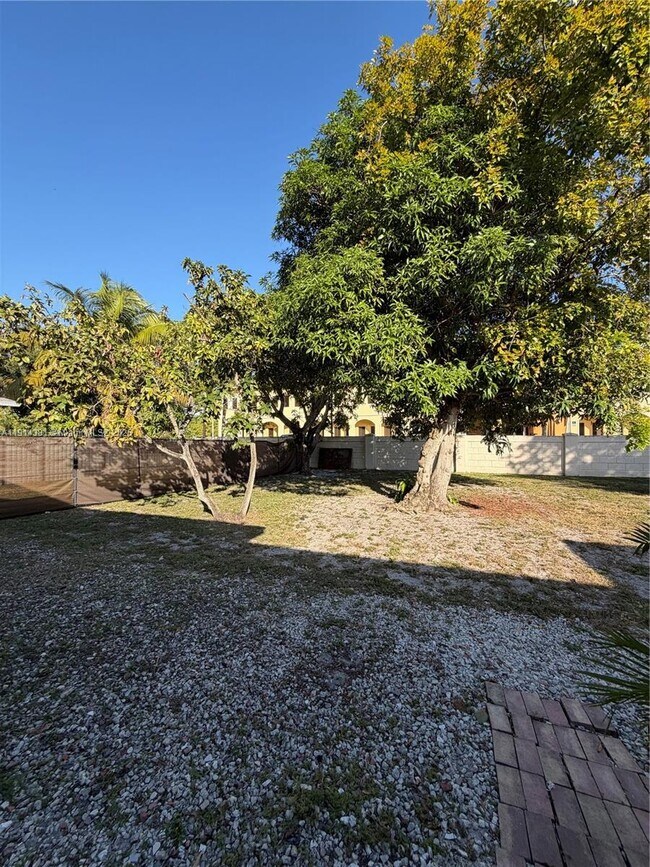 Building Photo - 125 SW 1st Ave