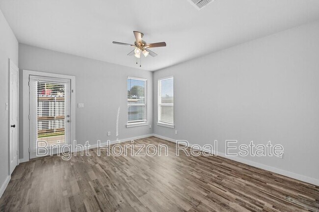 Building Photo - 3413 Valley Vista Dr