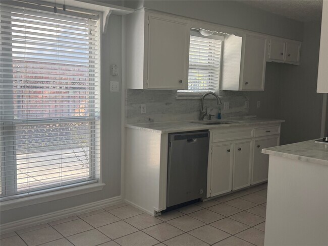 Building Photo - 11107 Sageking Dr