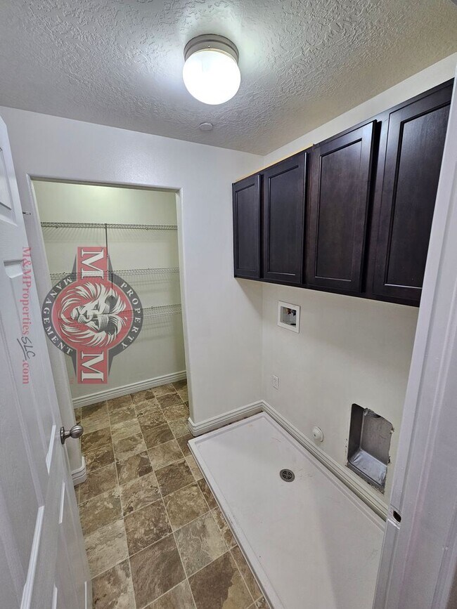 Building Photo - 104 E Resaca Dr