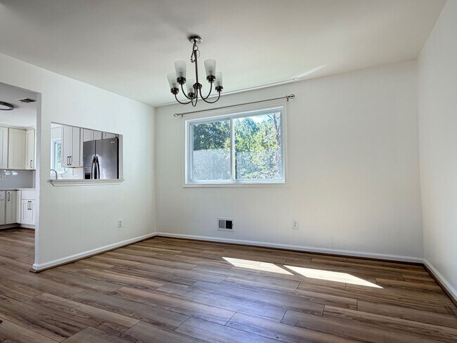 Building Photo - Spacious & Updated Pasadena Townhome for Rent