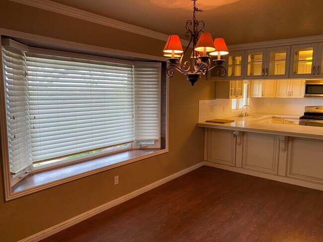 Building Photo - Country living and space!