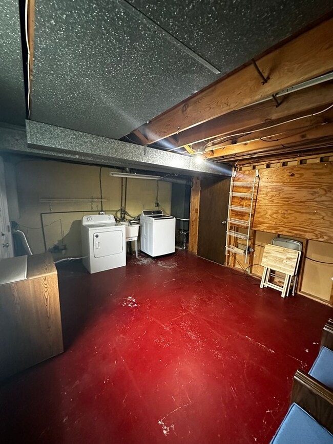 Building Photo - Charming 2 Bedroom Townhouse Available Now...