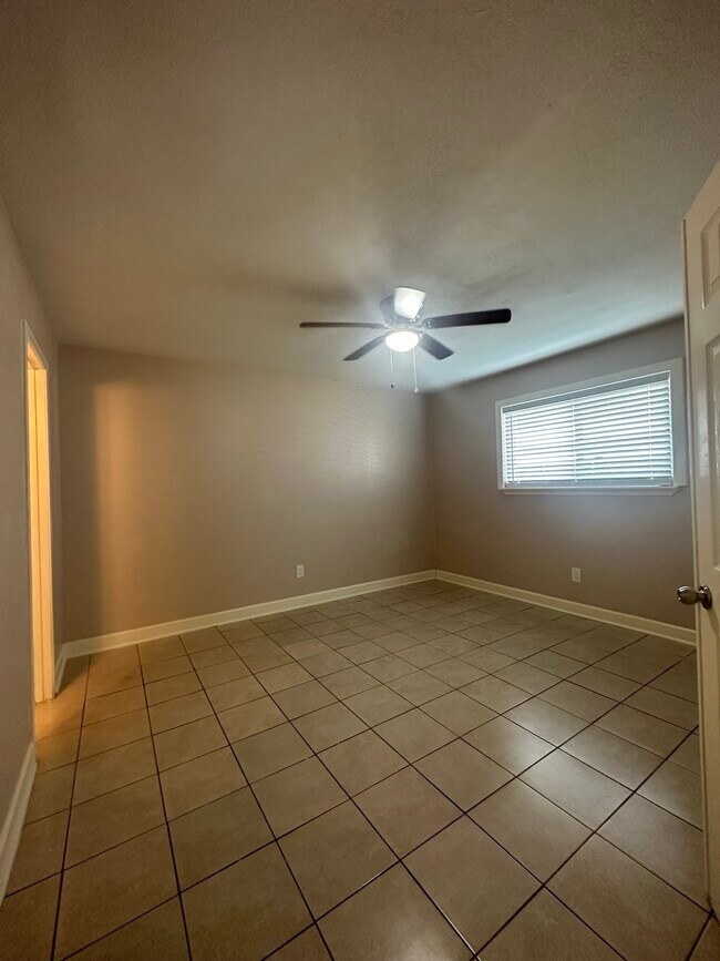 Building Photo - 1222 Ravenscourt Dr