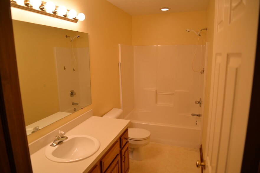 2nd Floor Bath - 1041 Applegrove St NW