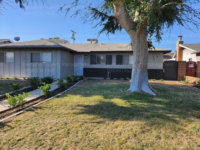 Building Photo - 3 bedroom/ 2 bathroom home located near th...