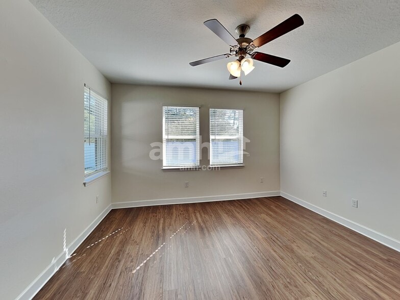 Building Photo - 511 Pine Terrace Dr