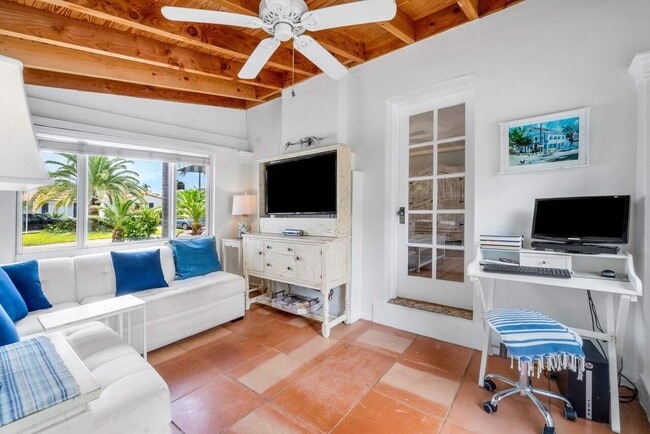 Building Photo - 902 E Boca Raton Rd