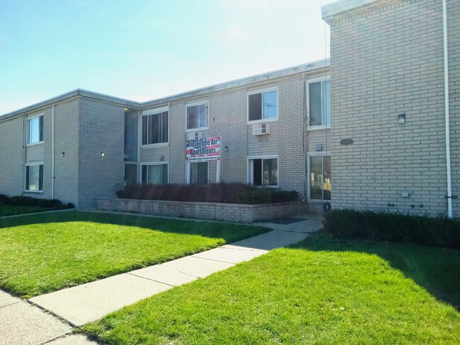 Building Photo - 16885 LahserApt A1-A1