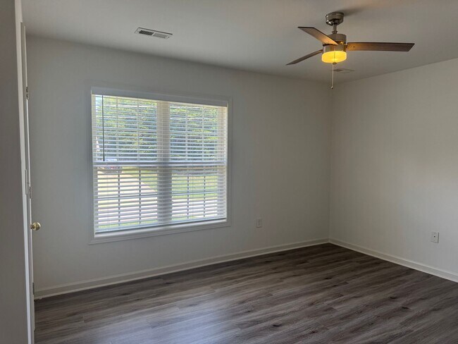 Building Photo - Three Bedroom Townhouse in Sherrills Ford with Bonus Room