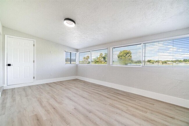 Building Photo - 1216 W Wellington Dr