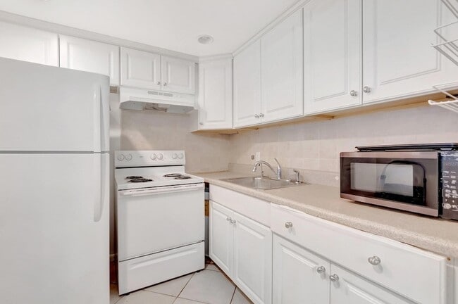 Building Photo - 549 Fanshaw N