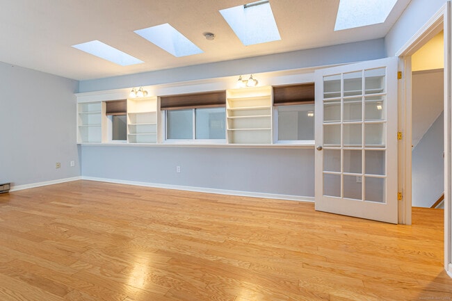 Building Photo - 187 Lovers Ln