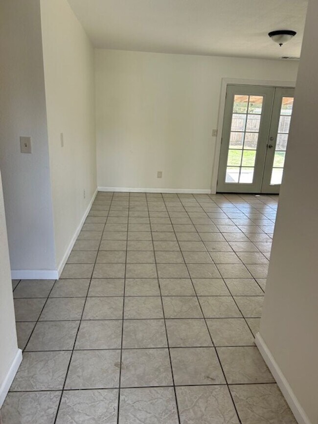 Building Photo - Newly Remodeled