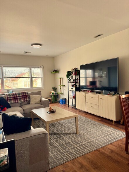 Building Photo - 2958 S Throop St