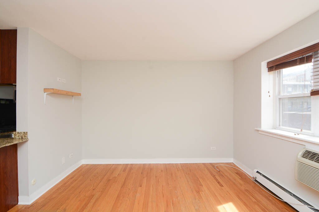 Building Photo - 628 W Wrightwood Ave