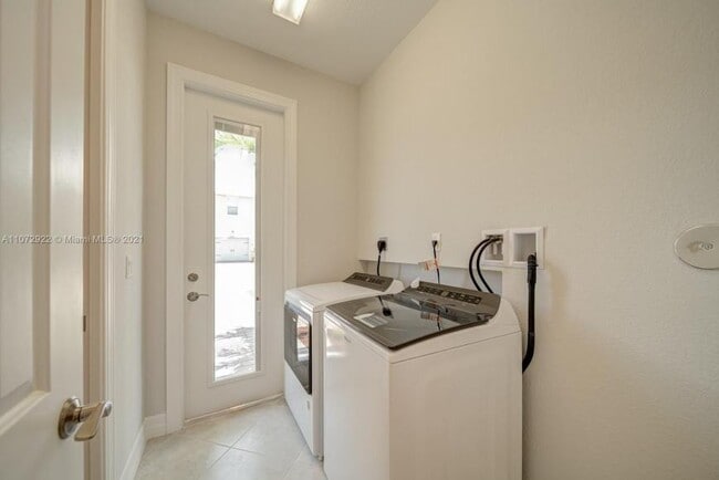 Building Photo - 3 bedroom in Hollywood FL 33020