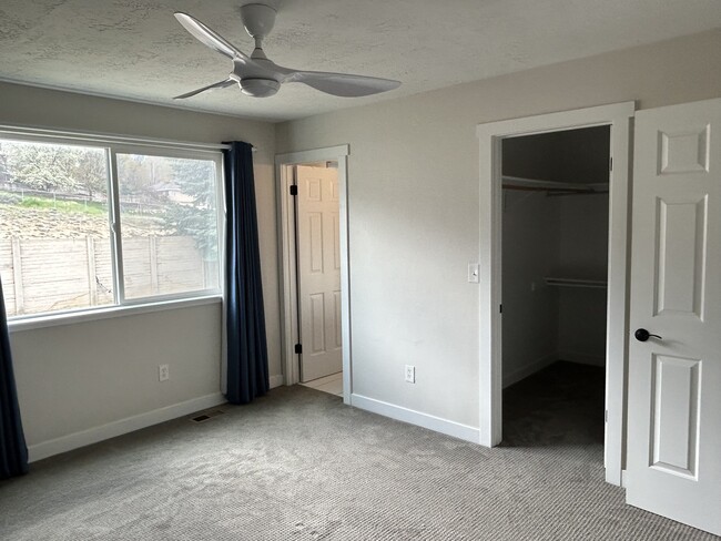 Building Photo - 1879 E Roseboro Cir