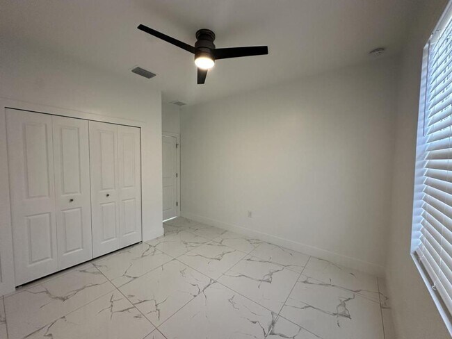 Building Photo - 325 Paulcrest Ave