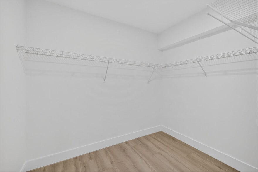 walking closet - 261 Deer Creek Blvd