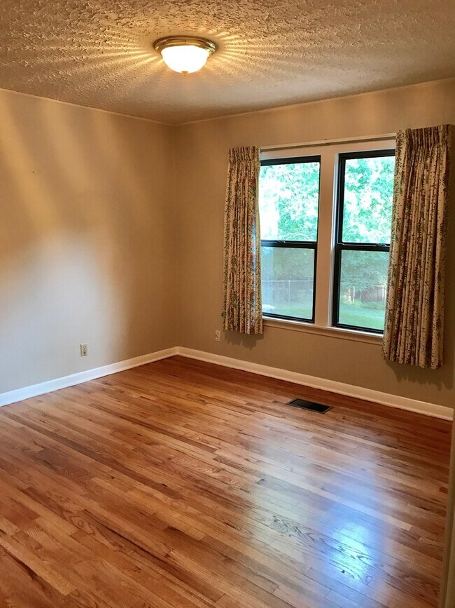 Building Photo - Charming 3 Bedroom Home - Large Backyard - Carport