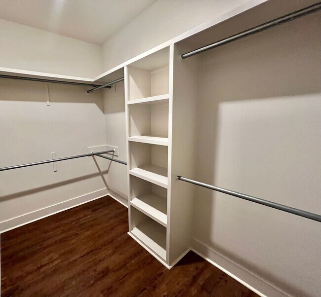 Building Photo - Spacious Two Bedroom Townhouse off Jefferson Hwy