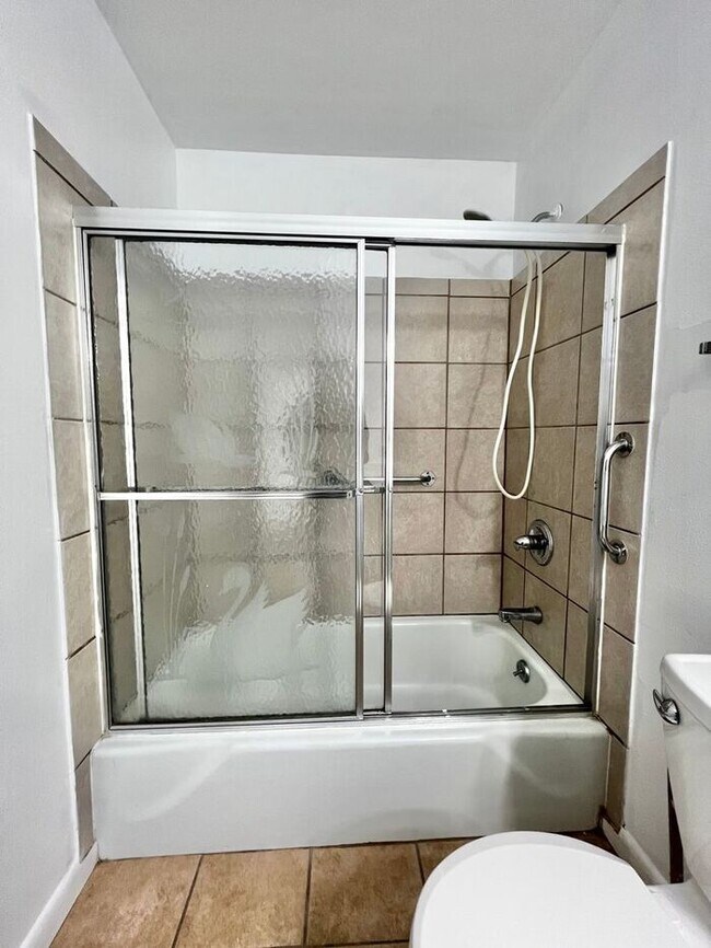Building Photo - Newly Renovated 2 Bed 1 Bath Duplex in Nor...