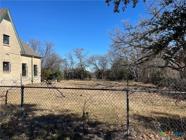 Building Photo - 111 W Fowler Ave