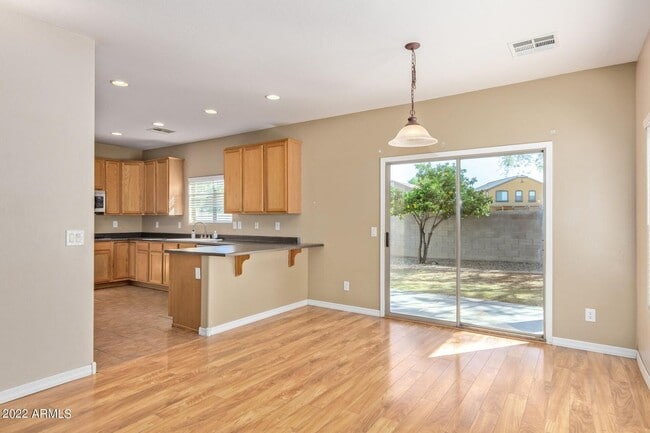 Building Photo - Beautiful 5 bedroom, 3 bathroom home in Surprise AZ