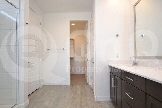 Building Photo - 9213 W Glenrosa Ave