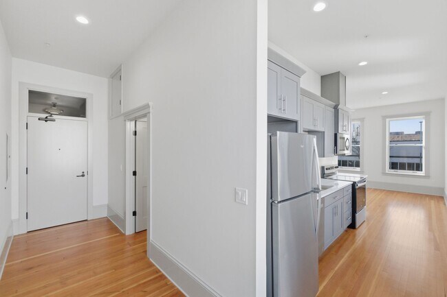 Building Photo - MOVE IN SPECIAL - NEWLY RENOVATED DOWNTOWN SALEM ONE BEDROOM