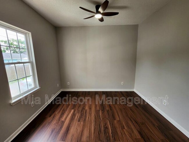 Building Photo - 628 W Anderson Ln