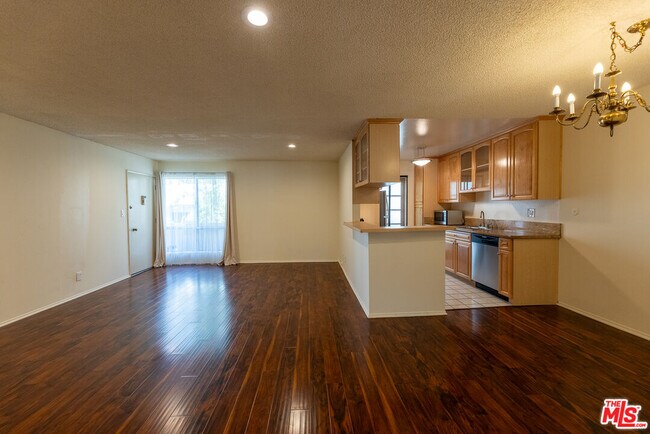 Building Photo - 5330 Zelzah Ave
