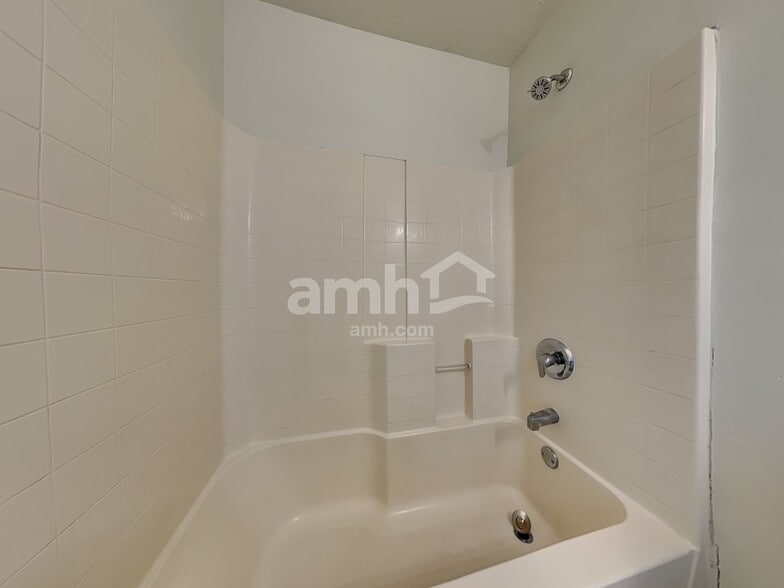 Building Photo - 300 Aspen Arbor