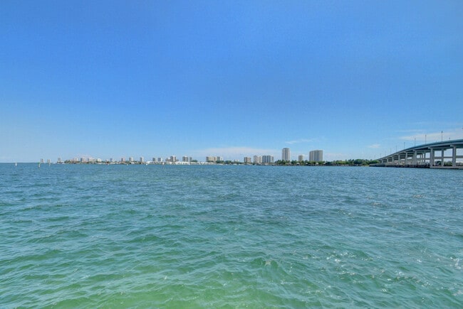 Building Photo - 2640 Lake Shore Dr