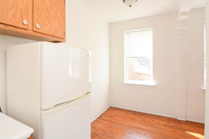 Building Photo - 4060 N Kenmore Ave