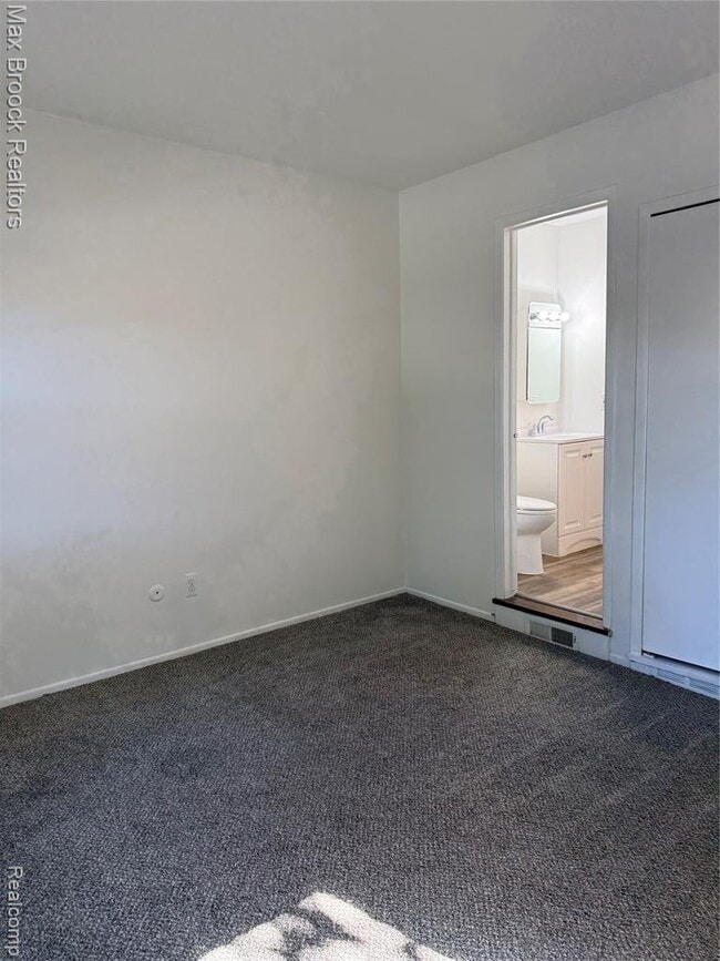Building Photo - 3028 Moon Lake Dr