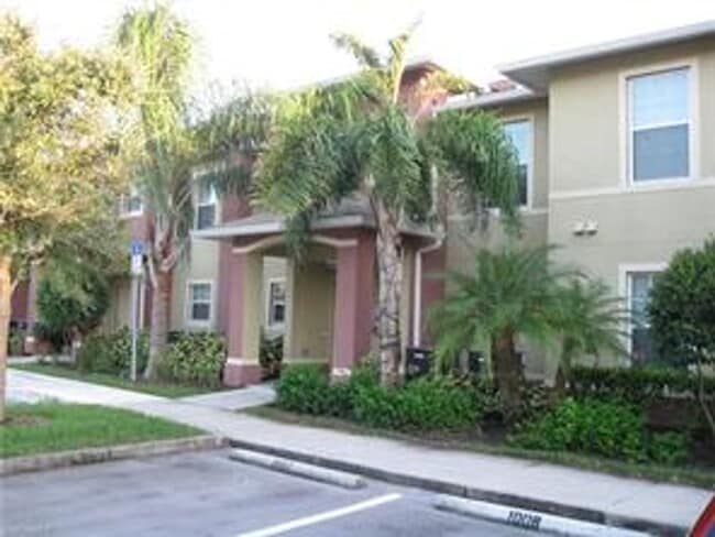 Building Photo - ANNUAL RENTAL - VISTAS AT HERITAGE BAY - 2 BED + DEN/ 2.5 BATH TOWNHOUSE