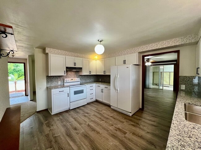 Building Photo - Updated 3BD Rambler w/ Exterior Amenities