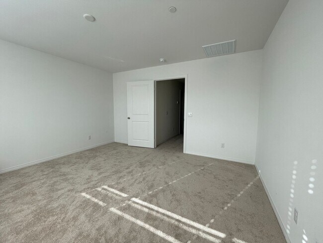 Building Photo - Beautiful Three Bedroom Two and a Half Bathroom Home in Murrieta!