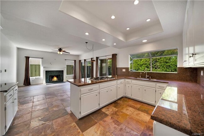 Building Photo - BEAUTIFUL LONE OAK HOME IN CALABASAS!