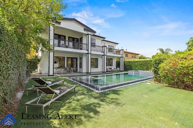 Building Photo - 5011 Hayvenhurst Ave