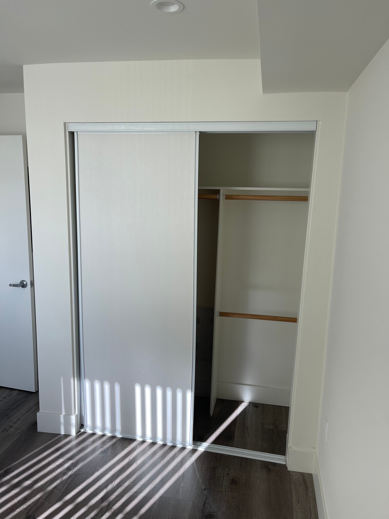 Building Photo - 8548 Reseda Blvd