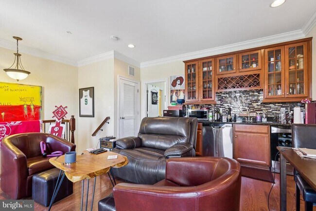 Building Photo - 724 Sentry Square