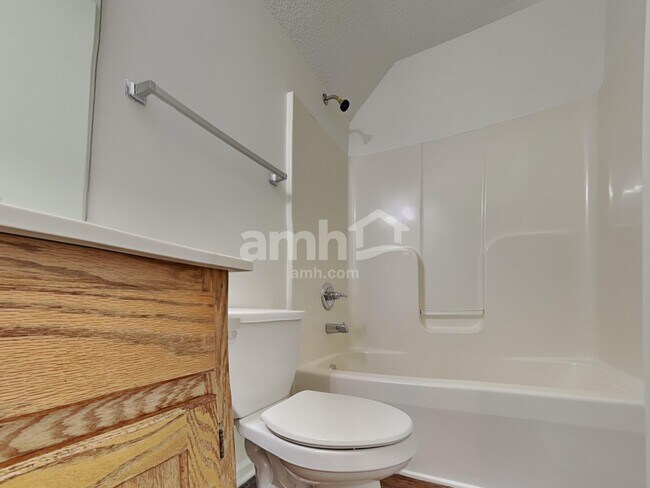 Building Photo - 419 Parallel Dr
